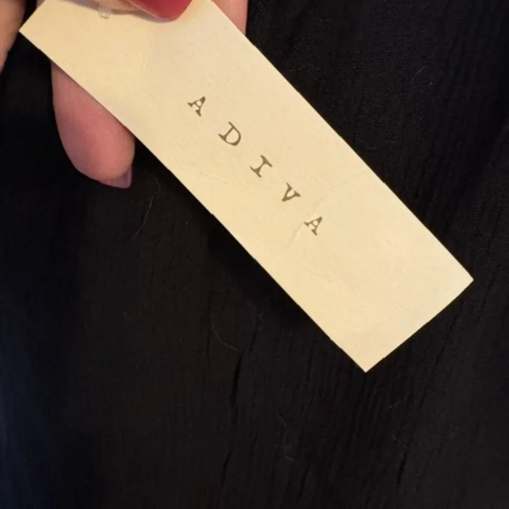 NWT GORGEOUS BLACK TOP w/LACE DETAIL  XSMALL     #D - Picture 9 of 10